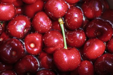 Akşam yemeği peçetesi ve yaz havlusu için harika, olgun, kırmızı, tatlı, yakın plan.