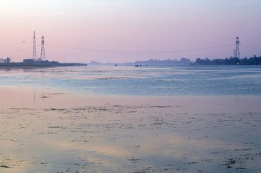 Sabahın erken saatlerinde nehirde sis ve su yüzeyi.