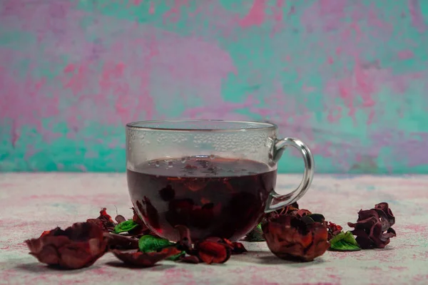 Chá Hibiscus Quente Vermelho Uma Caneca Vidro Uma Mesa Madeira — Fotografia de Stock