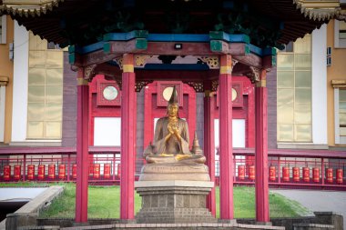 ELISTA, RUSSIA - 03 Ağustos 2018: Buddha Shakyamuni Buda Tapınağı 'nın Altın Mabedi, heykeller, saraylar ve ulusal kültür manzaraları - Kalmykia Cumhuriyeti' nin ana Budist tapınağı.