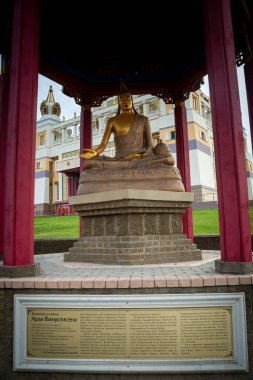ELISTA, RUSSIA - 03 Ağustos 2018: Buddha Shakyamuni Buda Tapınağı 'nın Altın Mabedi, heykeller, saraylar ve ulusal kültür manzaraları - Kalmykia Cumhuriyeti' nin ana Budist tapınağı.
