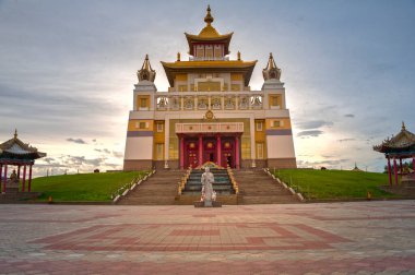 ELISTA, RUSSIA - 03 Ağustos 2018: Buddha Shakyamuni Buda Tapınağı 'nın Altın Mabedi, heykeller, saraylar ve ulusal kültür manzaraları - Kalmykia Cumhuriyeti' nin ana Budist tapınağı.