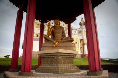 ELISTA, RUSSIA - 03 Ağustos 2018: Buddha Shakyamuni Buda Tapınağı 'nın Altın Mabedi, heykeller, saraylar ve ulusal kültür manzaraları - Kalmykia Cumhuriyeti' nin ana Budist tapınağı.