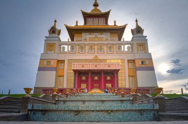 ELISTA, RUSSIA - 03 Ağustos 2018: Buddha Shakyamuni Buda Tapınağı 'nın Altın Mabedi, heykeller, saraylar ve ulusal kültür manzaraları - Kalmykia Cumhuriyeti' nin ana Budist tapınağı.