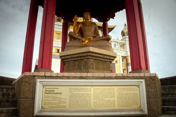 ELISTA, RUSSIA - 03 Ağustos 2018: Buddha Shakyamuni Buda Tapınağı 'nın Altın Mabedi, heykeller, saraylar ve ulusal kültür manzaraları - Kalmykia Cumhuriyeti' nin ana Budist tapınağı.