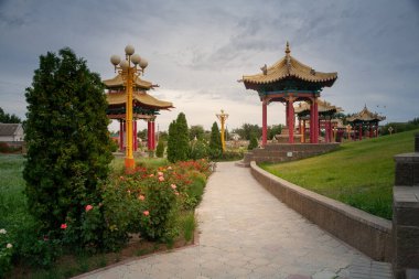 ELISTA, RUSSIA - 03 Ağustos 2018: Buddha Shakyamuni Buda Tapınağı 'nın Altın Mabedi, heykeller, saraylar ve ulusal kültür manzaraları - Kalmykia Cumhuriyeti' nin ana Budist tapınağı.