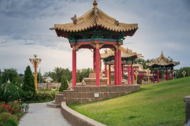 ELISTA, RUSSIA - 03 Ağustos 2018: Buddha Shakyamuni Buda Tapınağı 'nın Altın Mabedi, heykeller, saraylar ve ulusal kültür manzaraları - Kalmykia Cumhuriyeti' nin ana Budist tapınağı.