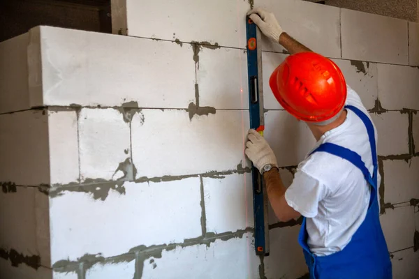 Mestre Capataz Coloca Uma Parede Blocos Concreto Arejado Construir Uma — Fotografia de Stock