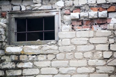 Zaman zaman yıkılan eski tuğla duvar