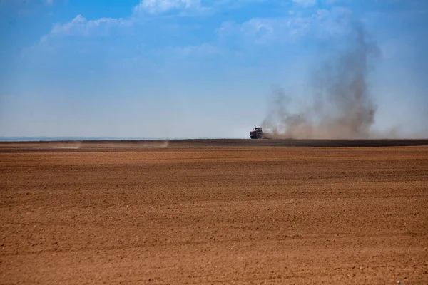 Rural Background Small Tractor Plows Large Field Land Horizon Clouds — Stock Photo, Image