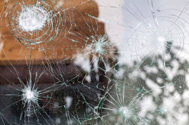 Kırık cam. Araba camı bir kazadan çatlamış. Çarpışmadan sonra zırhlı cam. Cam, kurşun yedikten sonra filmle güçlendirilmiş..