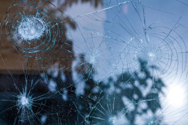 Kırık cam. Araba camı bir kazadan çatlamış. Çarpışmadan sonra zırhlı cam. Cam, kurşun yedikten sonra filmle güçlendirilmiş..