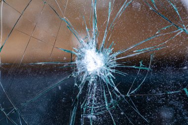Kırık cam. Araba camı bir kazadan çatlamış. Çarpışmadan sonra zırhlı cam. Cam, kurşun yedikten sonra filmle güçlendirilmiş..