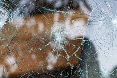 Kırık cam. Araba camı bir kazadan çatlamış. Çarpışmadan sonra zırhlı cam. Cam, kurşun yedikten sonra filmle güçlendirilmiş..