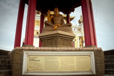 ELISTA, RUSSIA - 03 Ağustos 2018: Buddha Shakyamuni Buda Tapınağı 'nın Altın Mabedi, heykeller, saraylar ve ulusal kültür manzaraları - Kalmykia Cumhuriyeti' nin ana Budist tapınağı.