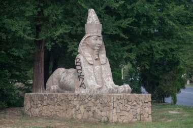 ELISTA, RUSSIA - 03 Ağustos 2018: Buddha Shakyamuni Buda Tapınağı 'nın Altın Mabedi, heykeller, saraylar ve ulusal kültür manzaraları - Kalmykia Cumhuriyeti' nin ana Budist tapınağı.