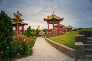 ELISTA, RUSSIA - 03 Ağustos 2018: Buddha Shakyamuni Buda Tapınağı 'nın Altın Mabedi, heykeller, saraylar ve ulusal kültür manzaraları - Kalmykia Cumhuriyeti' nin ana Budist tapınağı.