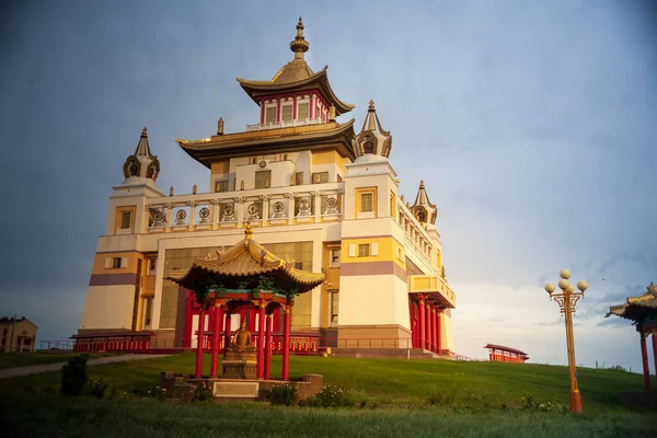 ELISTA, RUSSIA - August 03, 2018: The Golden Abode of the Buddha Shakyamuni Buddha temple, statues, palaces and sights of national culture - the main buddhist temple of the Republic of Kalmykia. — 图库照片