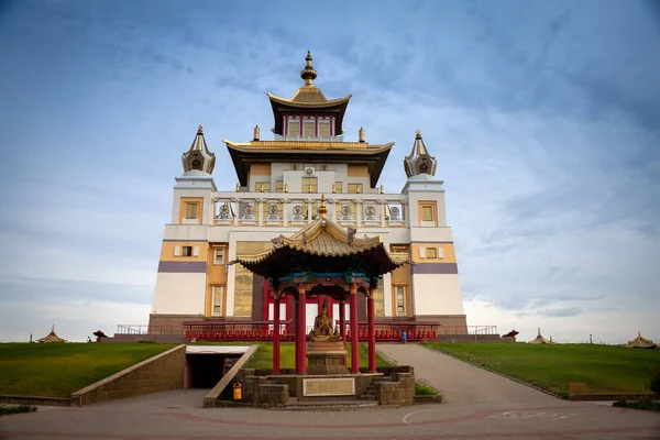 ELISTA, RUSSIA - August 03, 2018: The Golden Abode of the Buddha Shakyamuni Buddha temple, statues, palaces and sights of national culture - the main buddhist temple of the Republic of Kalmykia. — 图库照片