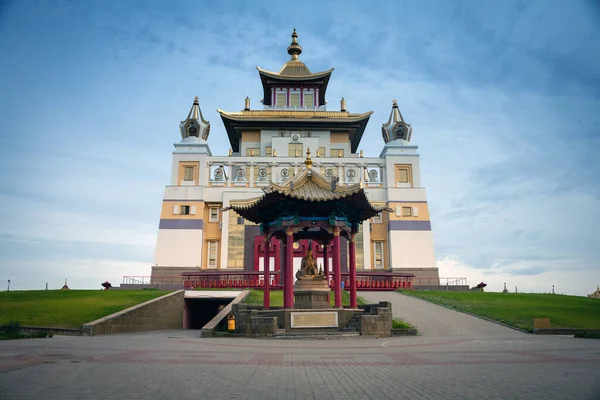 ELISTA, RUSSIA - August 03, 2018: The Golden Abode of the Buddha Shakyamuni Buddha temple, statues, palaces and sights of national culture - the main buddhist temple of the Republic of Kalmykia. — 图库照片