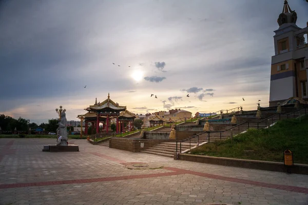 ELISTA, RUSSIA - August 03, 2018: The Golden Abode of the Buddha Shakyamuni Buddha temple, statues, palaces and sights of national culture - the main buddhist temple of the Republic of Kalmykia. — 图库照片