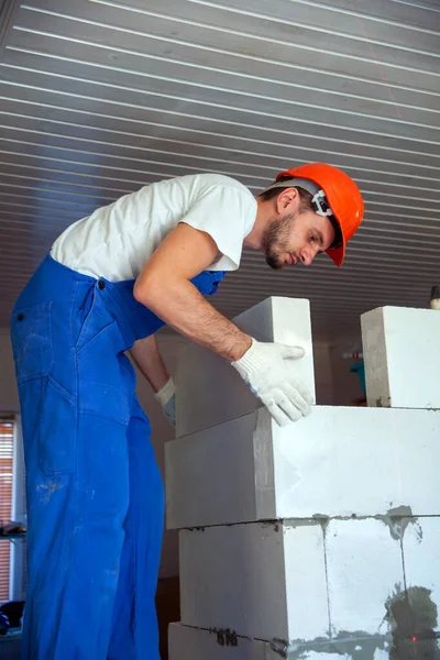 Mason aligning aerated autoclaved concrete block of constructed house wall — Stock Image Mason aligning aerated autoclaved concrete block of constructed house wall Stock Image