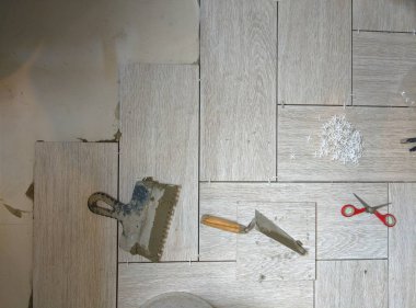 Tuğlacı porselen bir taş döşeme yerleştiriyor.