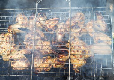 Taze tavuk kanadı ızgara. B-B-Q