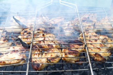 Barbekü açık ızgara tavuk kanatları.