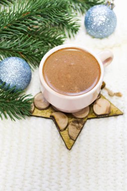 Bir fincan sıcak kahve köknar kova ile beyaz ekose ve Noel süslemeleri ile kopya alanı'nda bir yıldız şeklinde bir ahşap stand