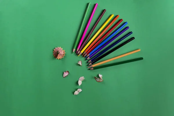 Narzędzia szkolne ołówki kolor, badania akcesoriów na papierze ciemnozielonym tle. Płaski lay — Zdjęcie stockowe