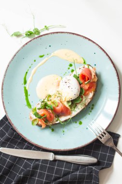 Füme somon ve yumurta ile nefis bir bruschetta.