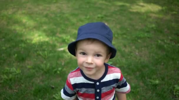 Porträtt av en rolig pojke spela på park — Stockvideo