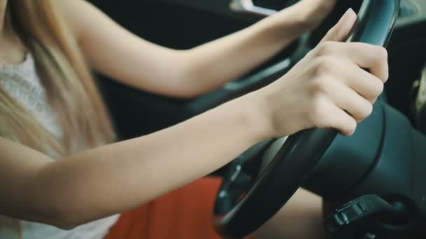 Filmación joven mujer detrás del volante — Vídeos de Stock