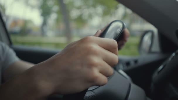 Footage young man behind the wheel. — Stock Video