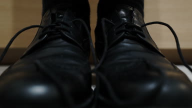 Stop motion animasyon - siyah ayakkabı ayakkabı bağcığı bağlama.