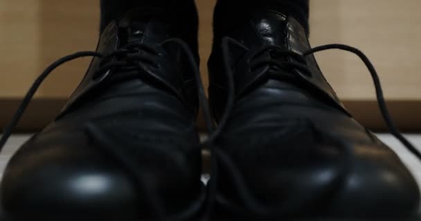Stop motion animación - atar cordones de zapatos en zapatos negros . — Vídeo de stock