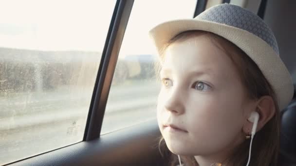 Niña mirando por la ventana del coche en el día soleado . — Vídeos de Stock