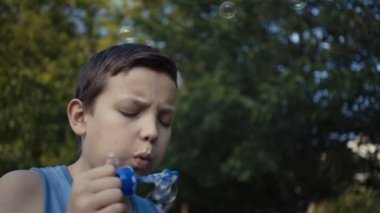 sabun köpüğü açık havada yaz üfleme çocuk.
