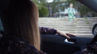 Anne kızı okuldan için bekleyen araba oturdu.