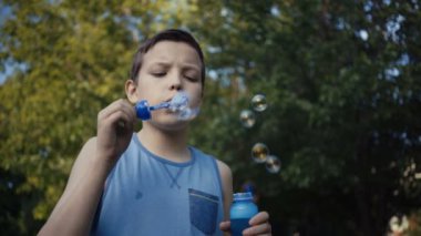 sabun köpüğü açık havada yaz üfleme çocuk.
