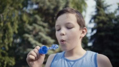 sabun köpüğü açık havada yaz üfleme çocuk.