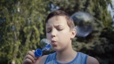 sabun köpüğü açık havada yaz üfleme çocuk.