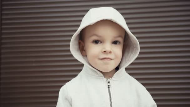 Retrato de un niño de dos años sobre un fondo de texturas marrones . — Vídeos de Stock