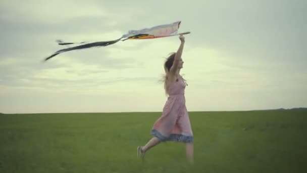 Fille courir avec un cerf-volant sur le terrain. Concept de liberté . — Video