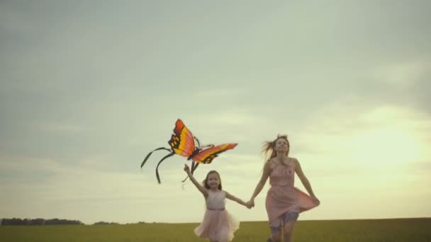 Chica corriendo con una cometa en el campo. Concepto de libertad . — Vídeo de stock