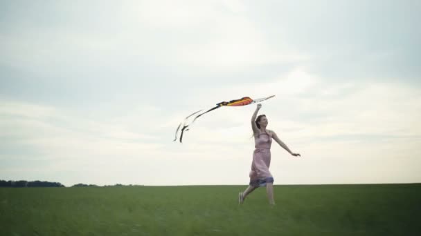 Fille courir avec un cerf-volant sur le terrain. Concept de liberté . — Video