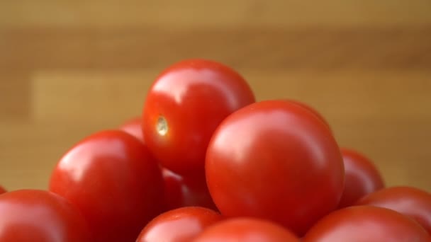 Tomates rojos cereza girando en un plato . — Vídeo de stock