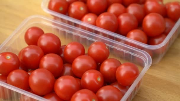 Rote Kirschtomaten rotieren auf einem Teller. — Stockvideo