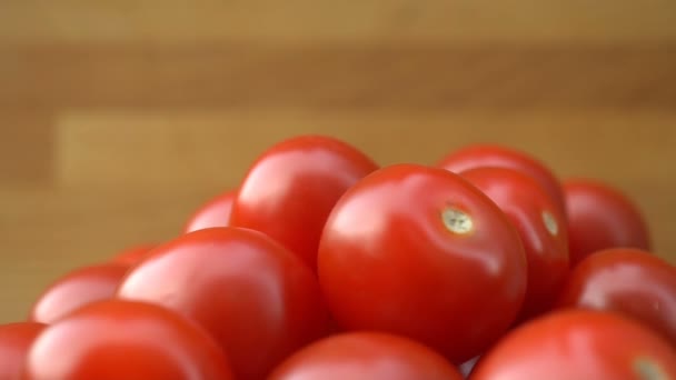 Tomates rojos cereza girando en un plato . — Vídeos de Stock